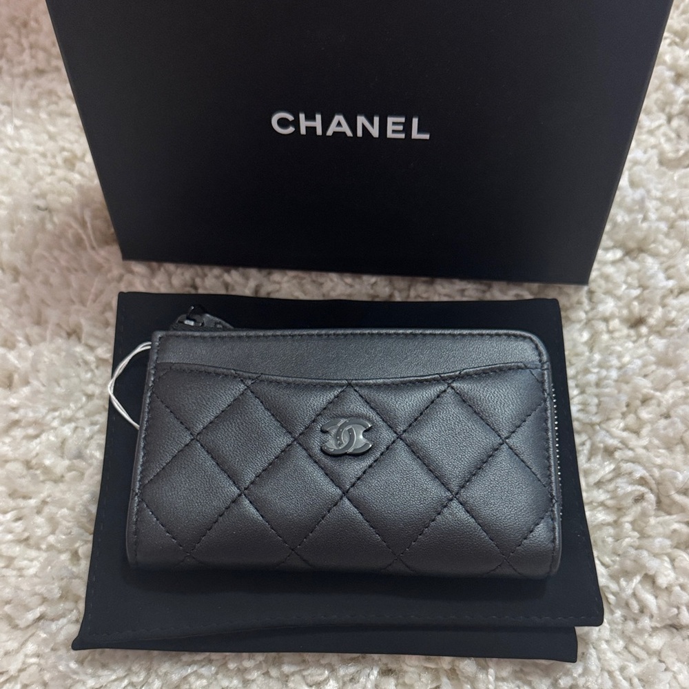 CHANEL 23B Pearly Lambskin Quilted Zip Card Holder So Black